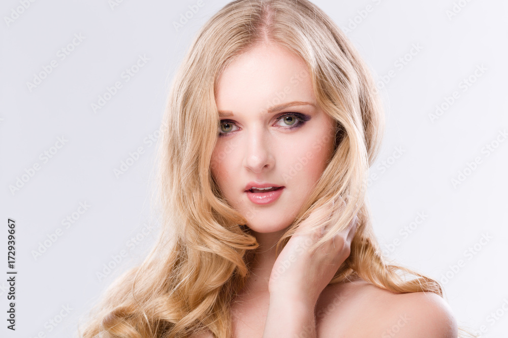 Portrait einer hübschen jungen Frau mit langen blonden Haaren vor weissem Hintergrund Portrait einer hübschen jungen Frau mit langen blonden Haaren vor weissem Hintergrund