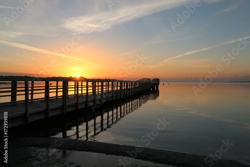 malerische Seebrücke bei Sonnenaufgang, Abschied, Trauerkarte