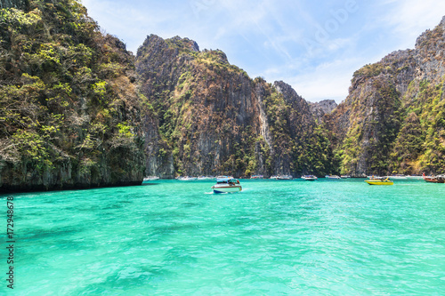 Платно View of  Pileh bay is blue lagoon with limestone rock popular bay at phi phi island in the andaman sea Krabi,Thailand