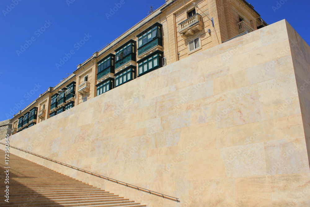 Valletta: Das City Gate und die berühmten Balkone in der Altstadt (Malta)