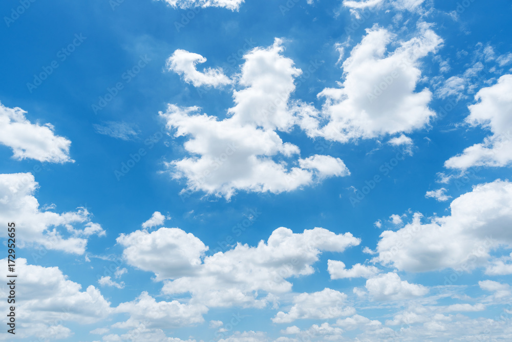 Obraz premium jasne tło błękitnego nieba, chmury z tłem.