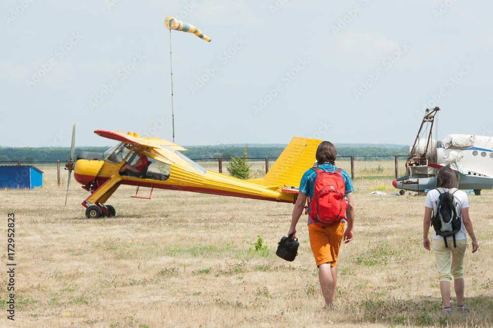 Obraz premium A man and a woman go on boarding a plane