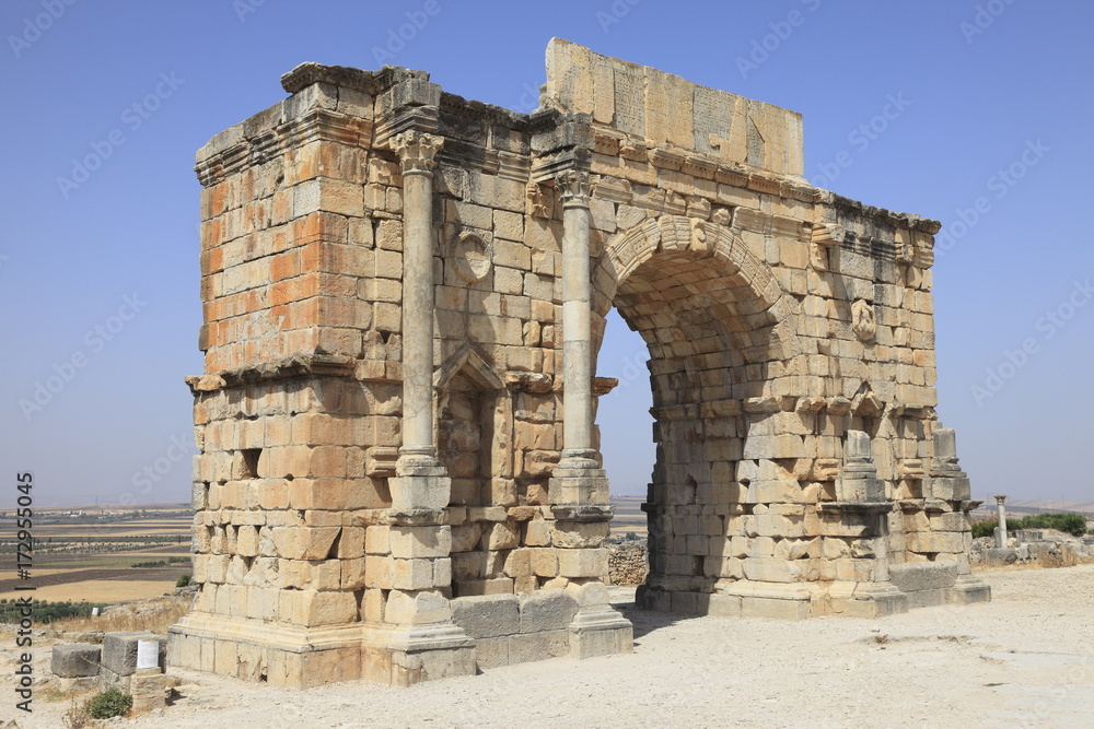 ヴォルビリス遺跡のカラカラ帝の凱旋門