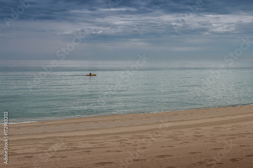 Kanufahrer fährt im Meer in Strand Nähe in Barcelona