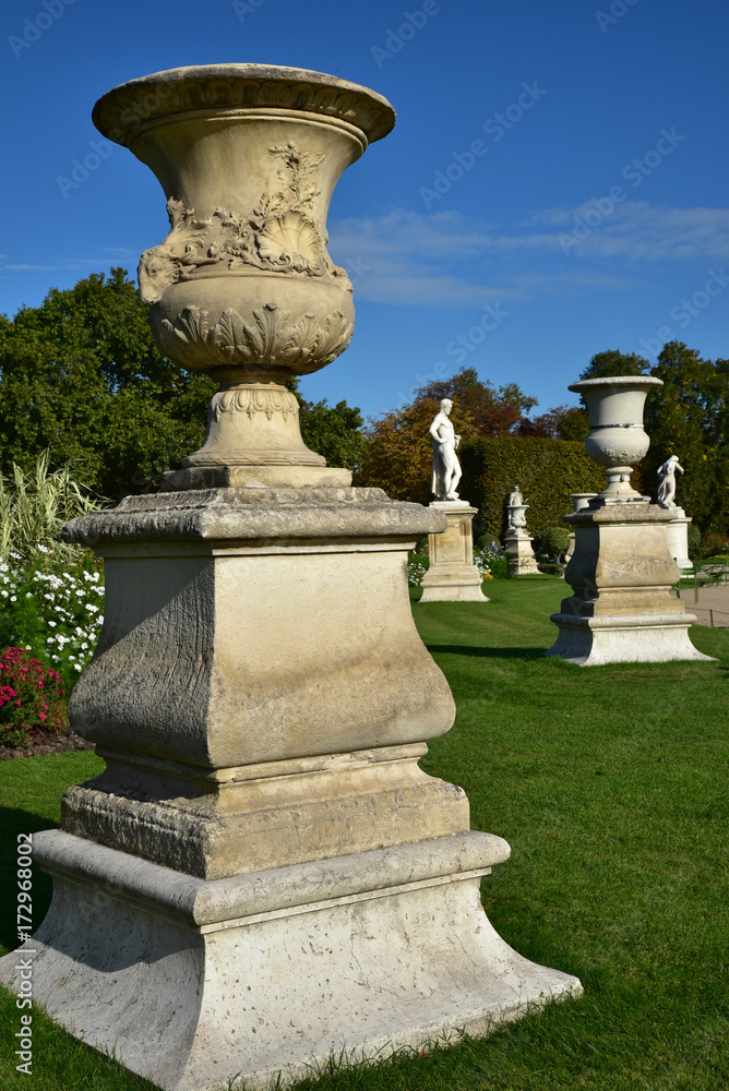 Vases baroques et statues du jardin des Tuileries à Paris, France Vases baroques et statues du jardin des Tuileries à Paris, France