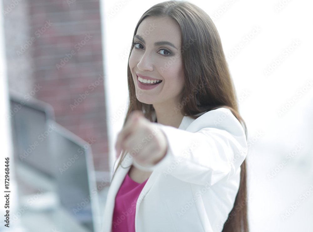 Obraz premium business lady pointing to the front