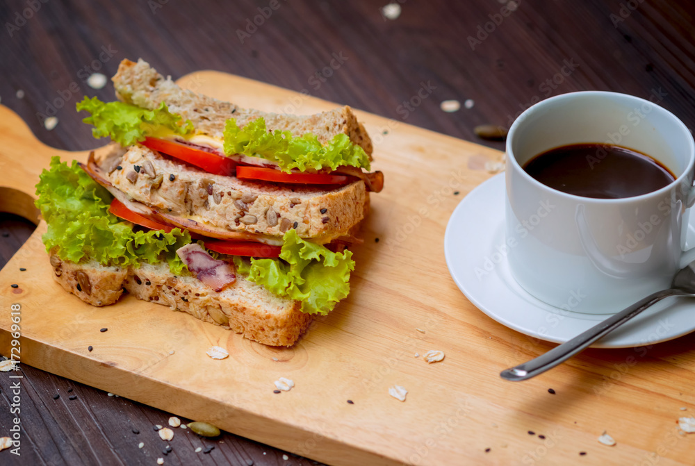Φωτογραφία A cup of coffee and a plate with club sandwich