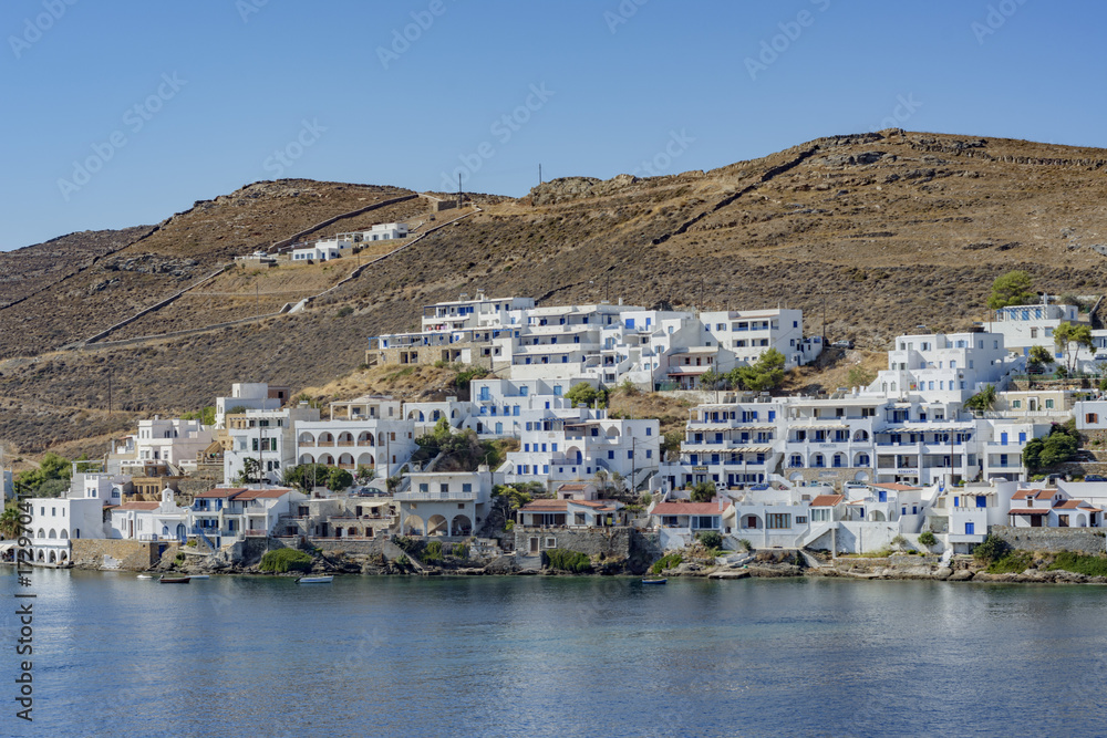 Fototapeta premium Veduta del piccolo villaggio di Livadi nell'isola di Serifos, Grecia