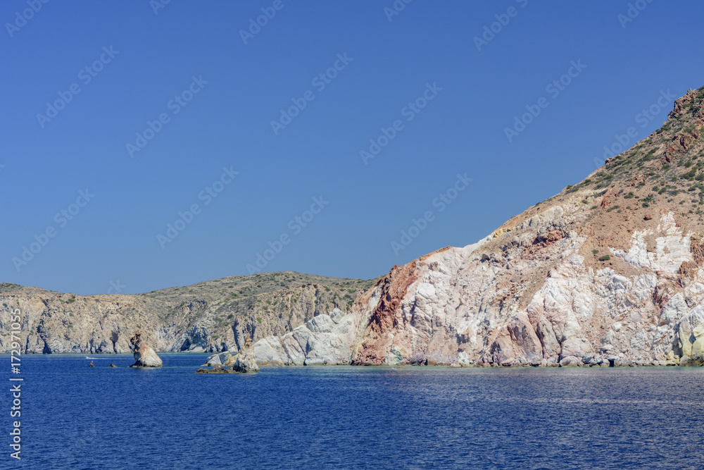 Le scogliere colorate dell'isola di Milos, arcipelago delle isole Cicladi GR	