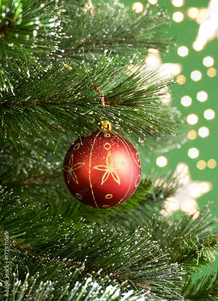 Naklejka premium Christmas ball on tree