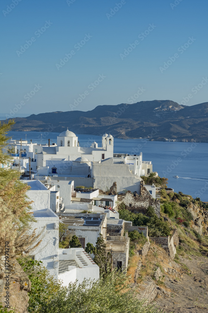 Vista panoramica sulla baia e villaggio di Plaka, isola di Milos GR