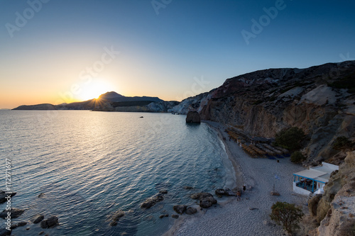 Vista panoramica della spiaggia di Firiplaka al tramonto, isola di Milos GR 