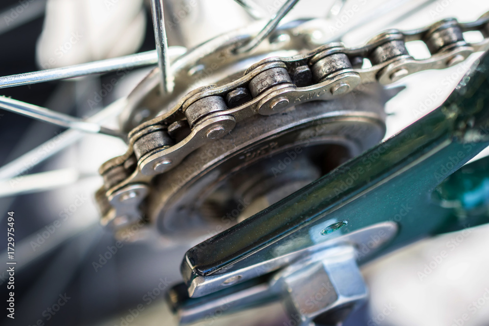 Obraz premium macro detail of of a chain of an old green bike