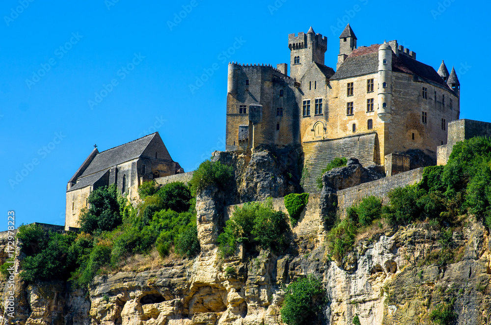 Fototapeta premium Medieval castle of Beynac standing up the cliff, France