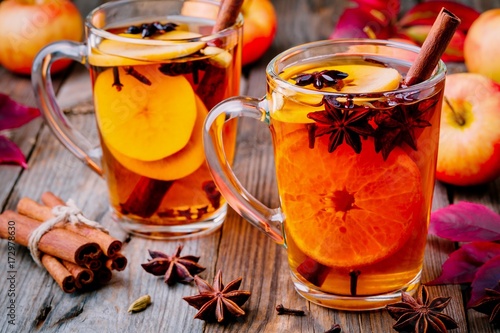 Cuadro en lienzo Hot mulled apple cider with cinnamon sticks, cloves and anise
