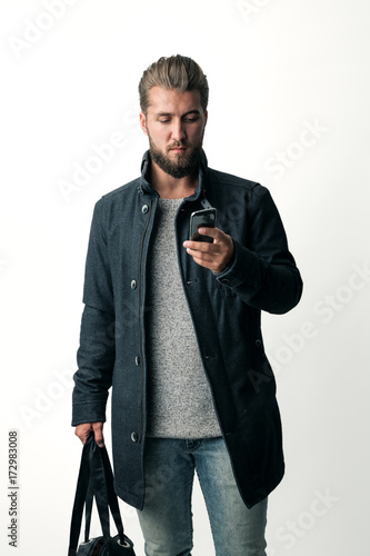 Foto Reisender unterwegs mit Handgepäck