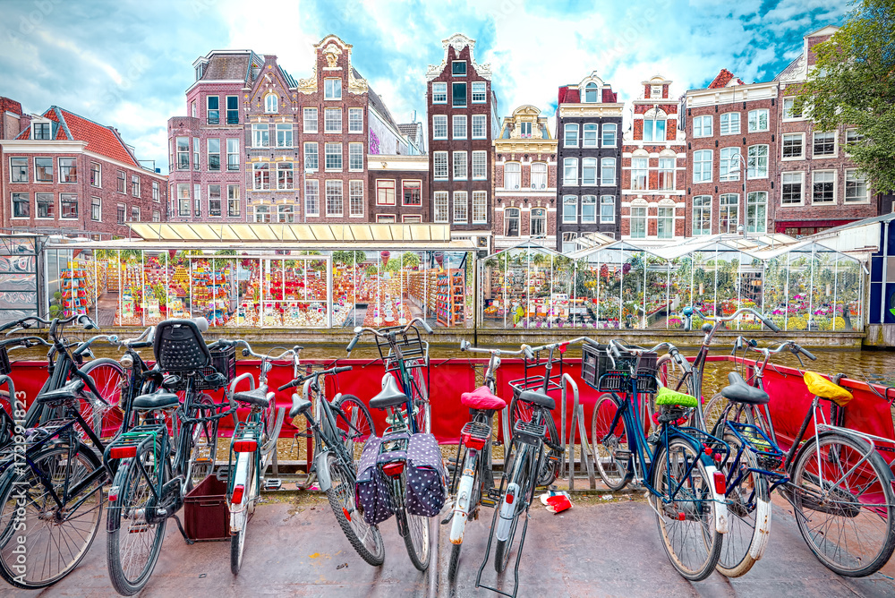 Naklejka premium Flower market in Amsterdam (Bloemenmarkt) and bicycles