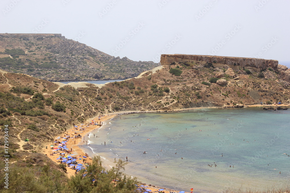Badeurlaub: Der berühmte Sandstrand in der Golden Bay bei Ghajn Tuffieha auf Malta