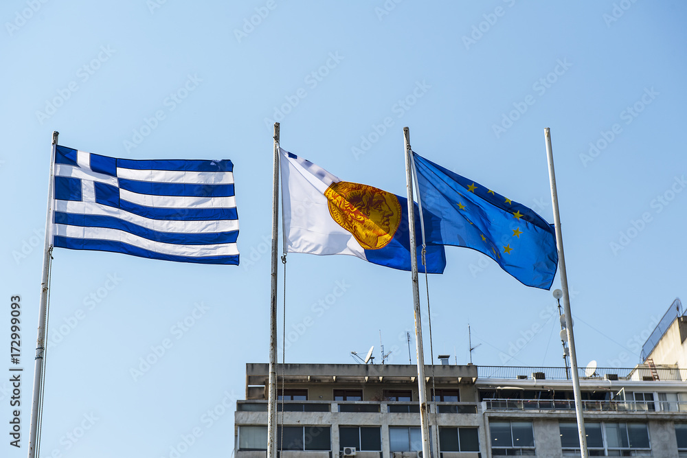 Drei Fahnen am Hafen von Thessaloniki: griechische Fahne, Fahne