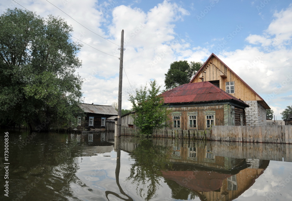 Obraz premium Flood. The river Ob, which emerged from the shores, flooded the outskirts of the city.