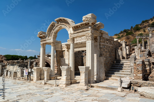 Foto Temple of Hadrian in Ephesus ancient city, Selcuk, Turkey.
