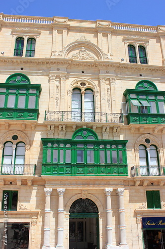 Malerische Fassade mit den berühmten Balkonen in der Altstadt von Valletta auf Malta
