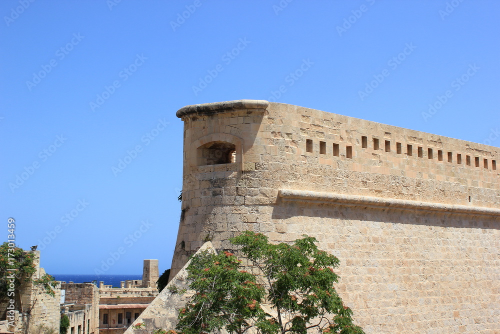 Blick auf die berühmte Stadtmauer von Valletta auf Malta