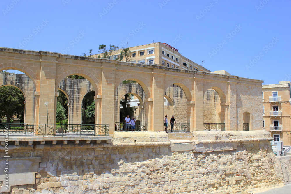 Arkaden: Blick auf die Upper Barrakka Gardens in Valletta (Malta)