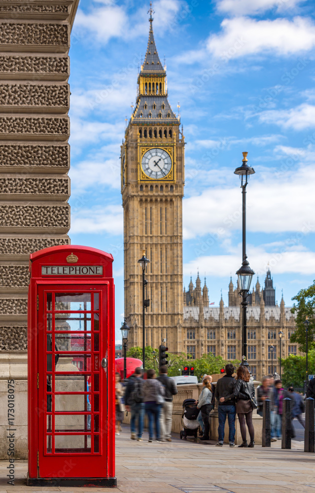 Obraz premium Klassisch rote Telefonzelle vor dem Big Ben in London, Großbritannien