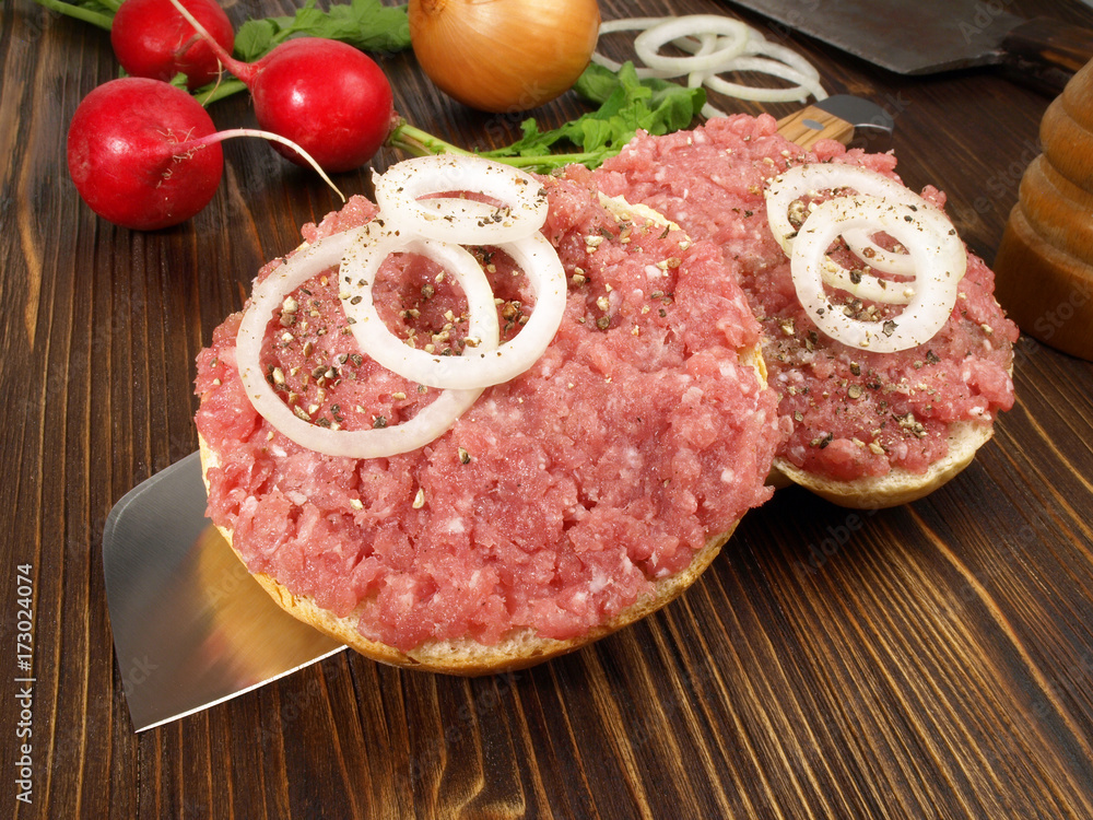 Schweinemettbrötchen mit Zwiebelringe Schweinemettbrötchen mit Zwiebelringe