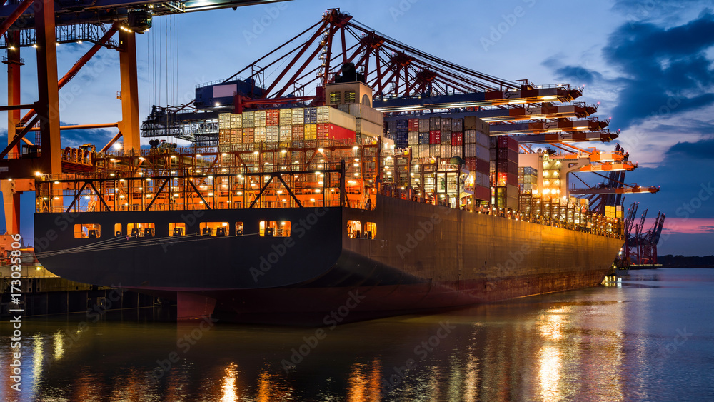 Naklejka premium Container Schiff am Predöhlkei in Hamburg