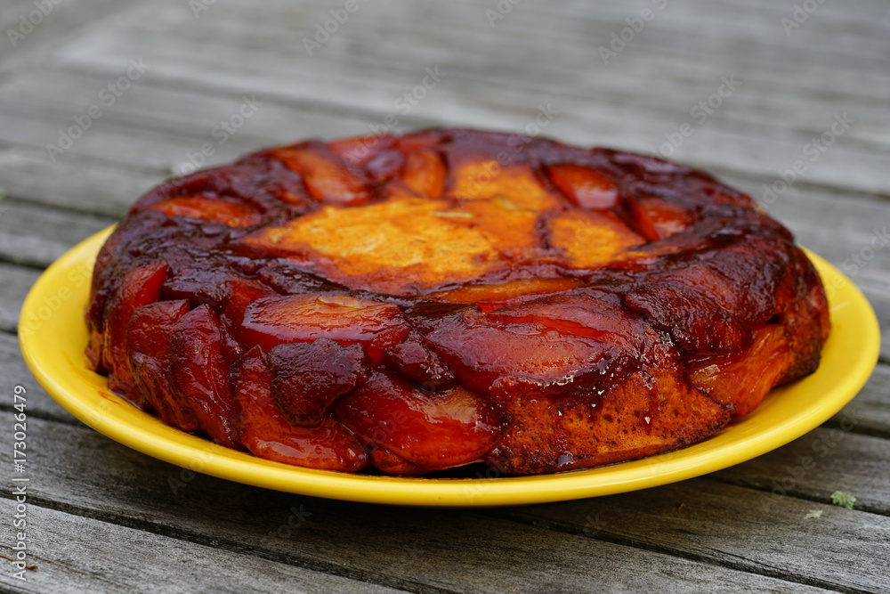 Obraz premium A caramelized apple upside-down cake