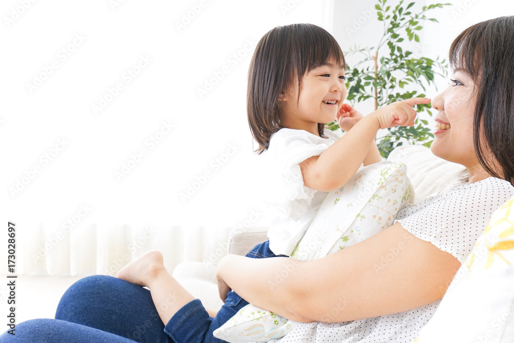 部屋で遊ぶ子供 部屋で遊ぶ子供