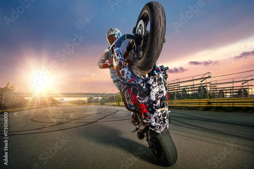 Fotografía Moto rider making a stunt on his motorbike