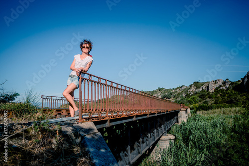 Femme sur le pont du chemin de fer au dessus de l'Agly photo