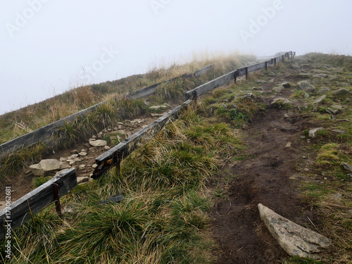 Fototapeta Naklejka Na Ścianę i Meble -  Bieszczadzkie szlaki na połoninie w jesiennej mgle