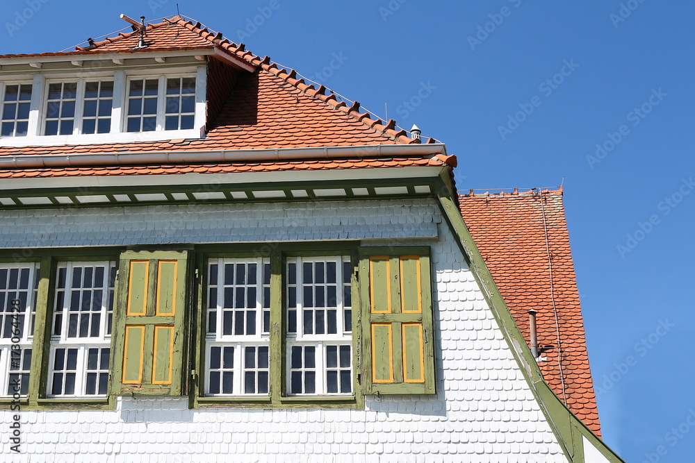 Hausdach mit Gaube und Fassade, mit Schindeln verkleidet