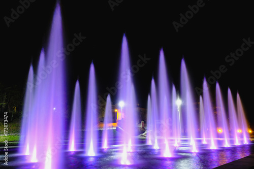 kolorowe fontanny w nocy