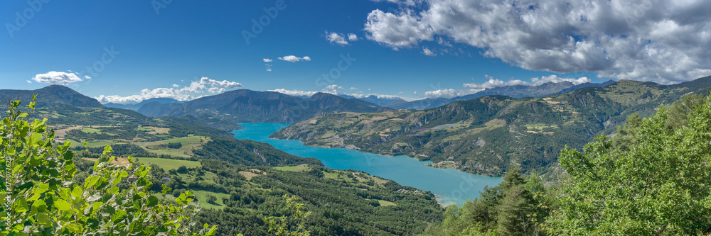 Fototapeta premium Panorama francuskich Alp. Widok na Lac de Serre Poncon i okoliczne góry.