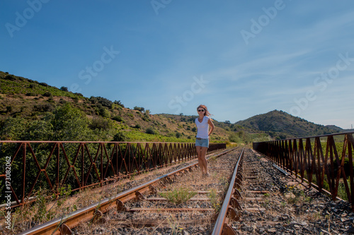 Femme sur le pont du chemin de fer au dessus de la Rivière de Maury photo