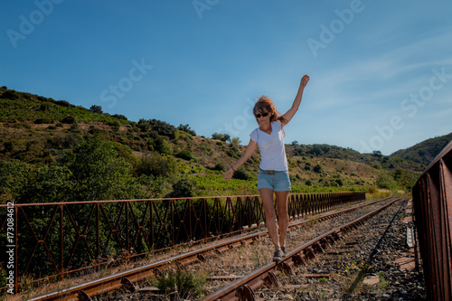 Femme sur le pont du chemin de fer au dessus de la Rivière de Maury