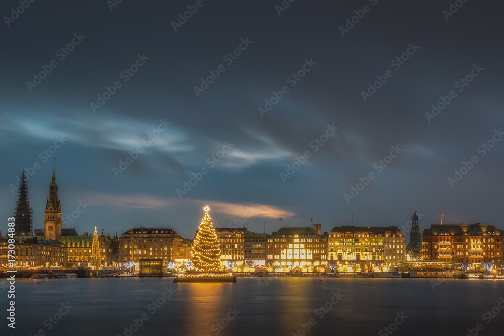 Obraz premium Christmas Market with Christmas Tree on Alster in Hamburg
