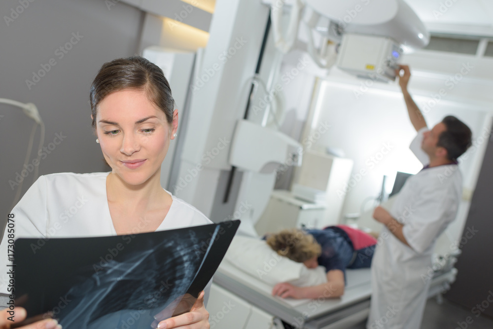 Obraz premium nurse looking at an x-ray in the surgical room