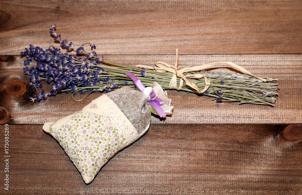 Fototapeta premium Lavendelstrauß mit Lavendelsäckchen