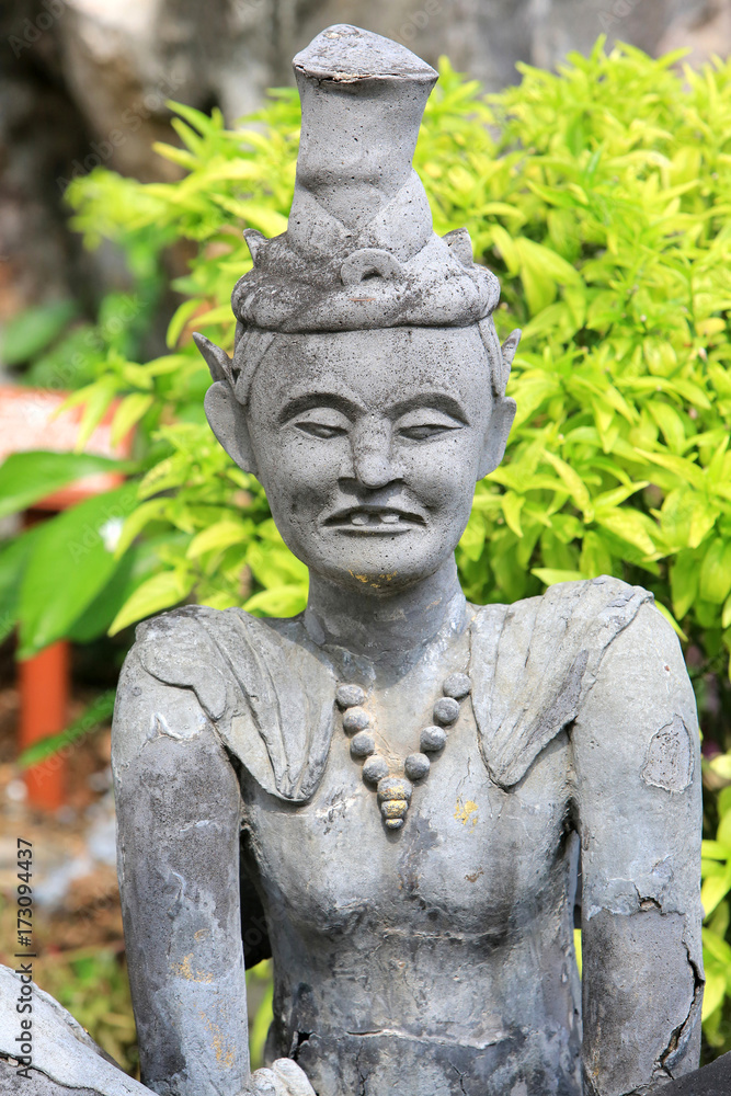 Statue Chinoise. Wat Pho - Wat Phra Chettuphon.  1788. Bangkok. / Chinese stone sculpture. Golden Buddha. Wat Pho - Wat Phra Chettuphon.  1788. Bangkok.