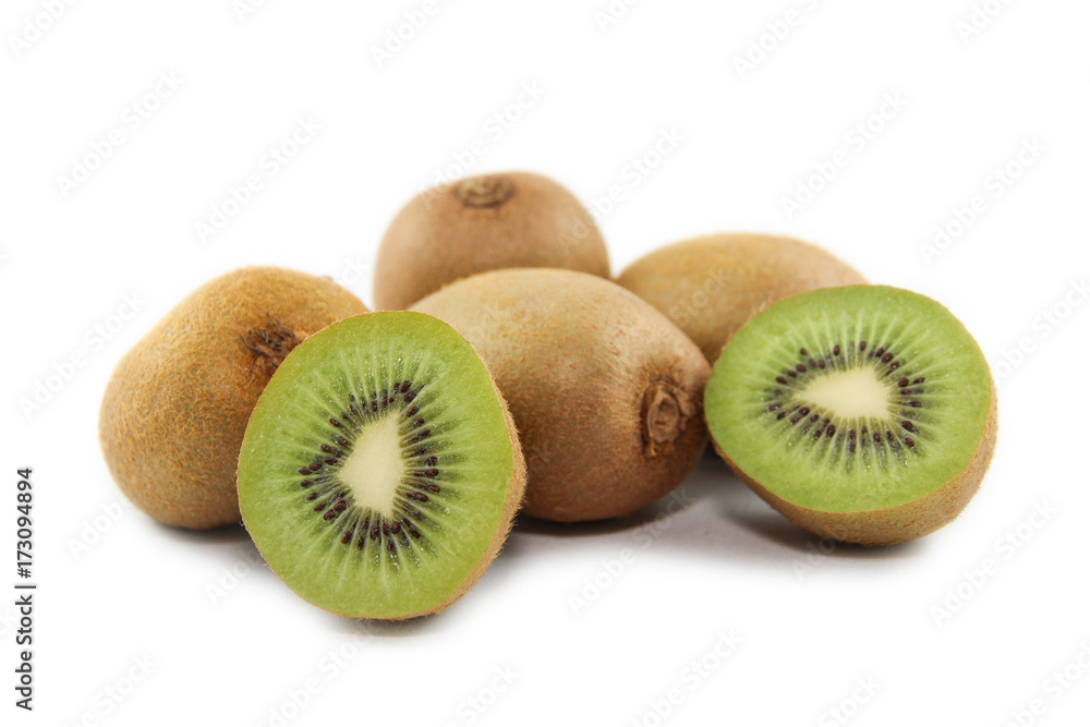 Kiwis freisgestellt auf weißem Hintergrund Kiwis freisgestellt auf weißem Hintergrund