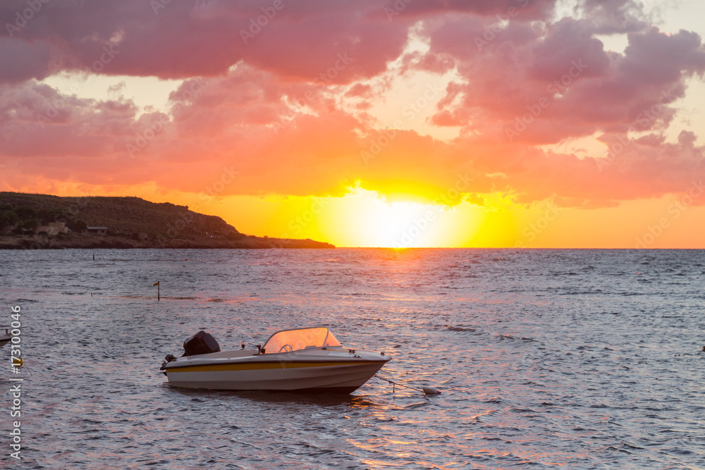 Naklejka premium Fishing boat at susnet