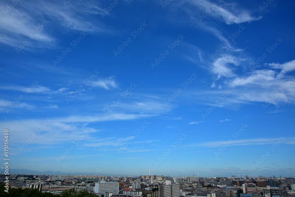 早秋の空と東京の街並み