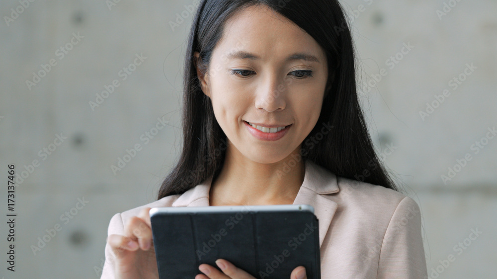 Fototapeta premium Business woman using tablet computer