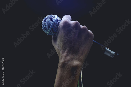 Murais de parede Man hands holding microphone on stand.